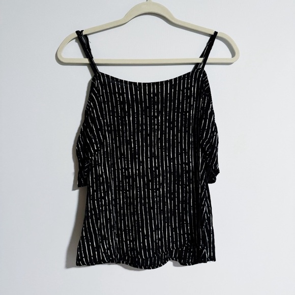 Billabong - Black and White Cold Shoulder Top - Picture 4 of 4